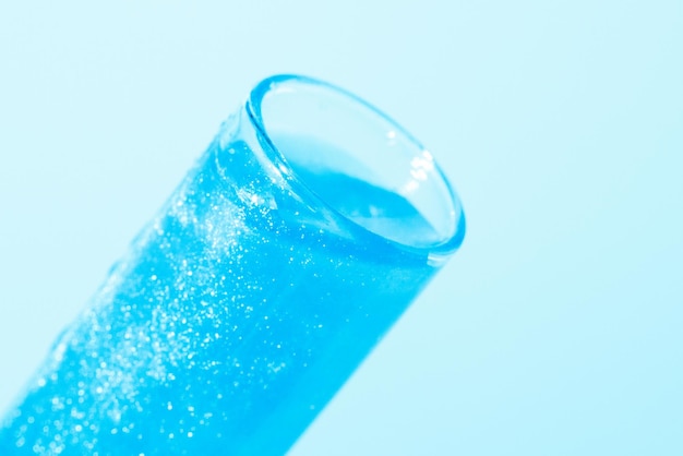 Provetta con liquido liquido blu Vernice glitter liquido Paillettes Ricerca di laboratorio di cosmetici e liquidi Gel nudo attuale