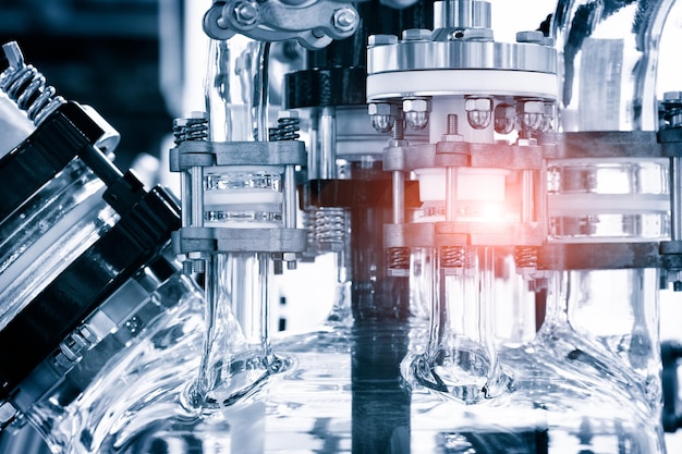 Provette chimiche da laboratorio in vetro con liquido per il concetto di ricerca medica e scientifica analitica