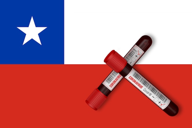 Provette con la scritta 2019-nCoV sullo sfondo della bandiera del Cile. Rendering 3D