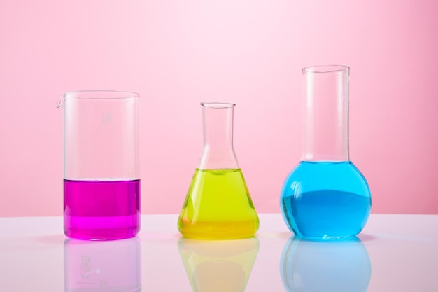 Provette con liquidi colorati per la ricerca chimica di laboratorio