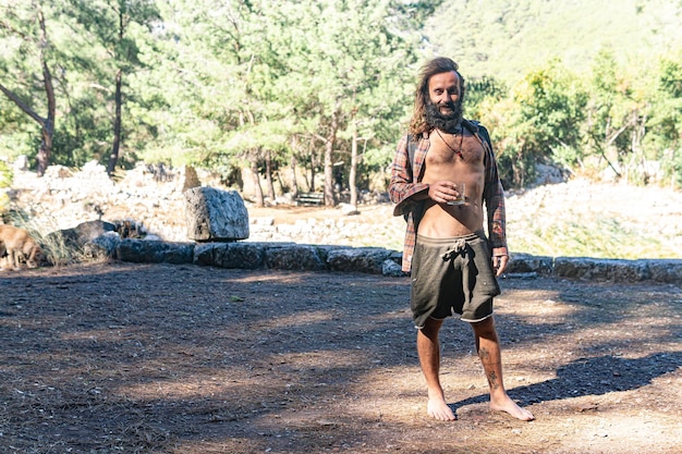 Provincia di Antalya, Turchia - 10 novembre 2021: uomo hippie tra le rovine dell'antica città di Olympos