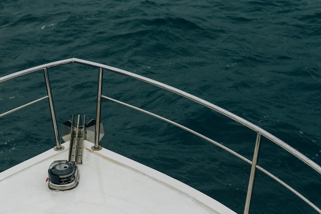 prua della nave contro il mare blu