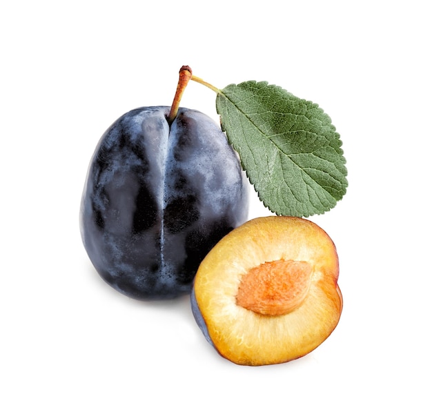Prugna matura fresca isolata su bianco