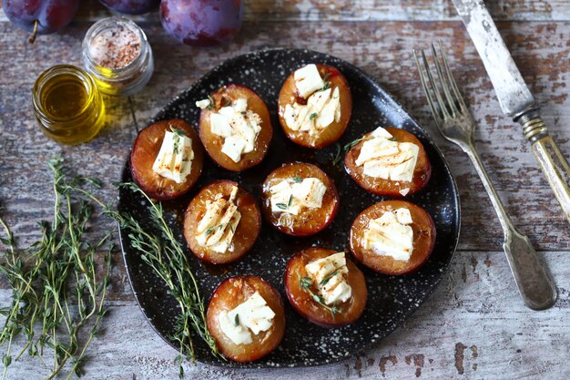 Prugne al forno con formaggio bianco ed erbe