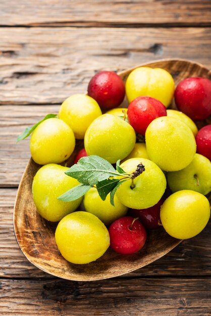 Prugne dolci fresche sulla tavola di legno