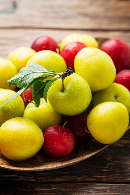 Prugne dolci fresche sulla tavola di legno