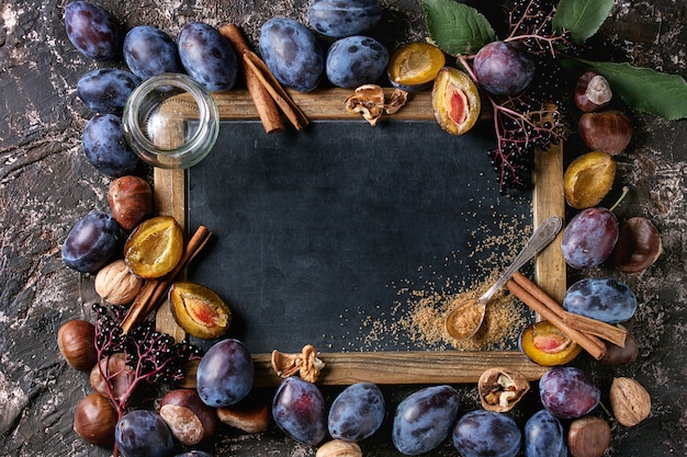 Prugne e noci con lavagna