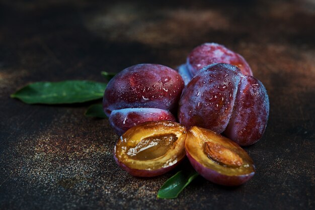 Prugne fresche di stagione con gocce d'acqua