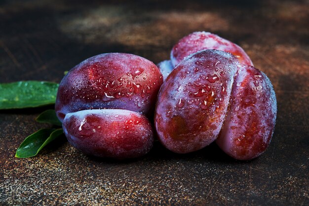 Prugne fresche di stagione con gocce d'acqua