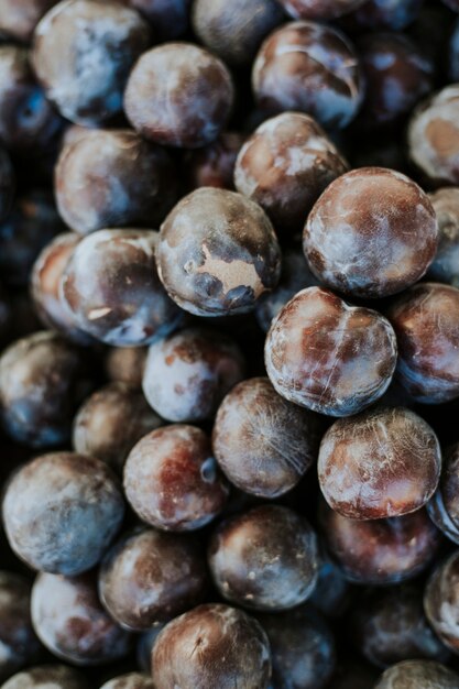 Prugne fresche in un mercato degli agricoltori