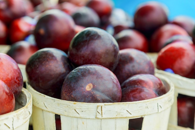 Prugne viola in vendita al mercato rurale Primo piano