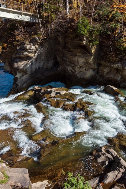 Prut fiume Yaremche Ucraina