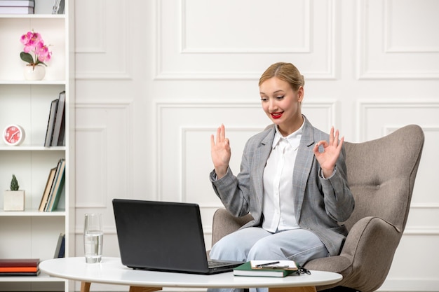 Psicologa bionda carina giovane professionista che fornisce sessioni online molto eccitata