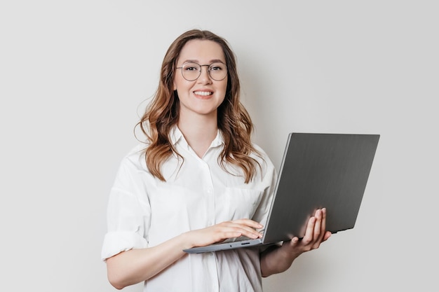 Psicologa donna con un computer portatile su sfondo bianco