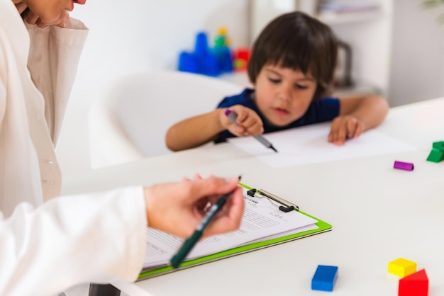 Psicologia infantile ragazzino che parla con lo psicologo