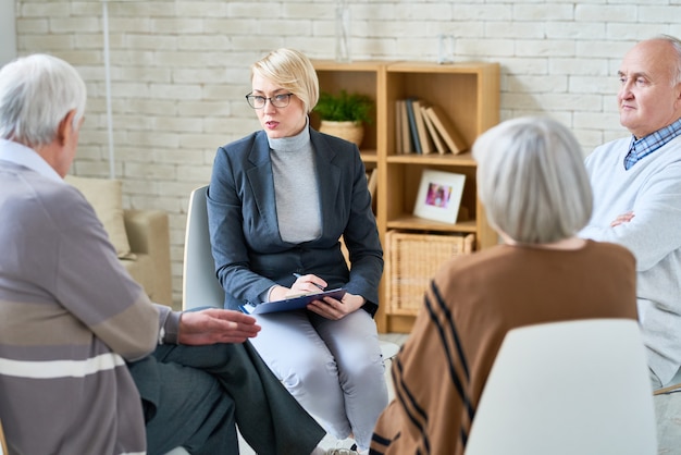 Psicologo che consulta le persone senior nella casa di cura