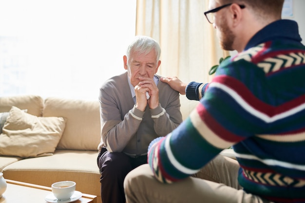 Psicologo Comforting Senior Man