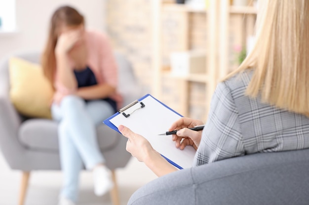 Psicologo femminile che lavora con il paziente in ufficio