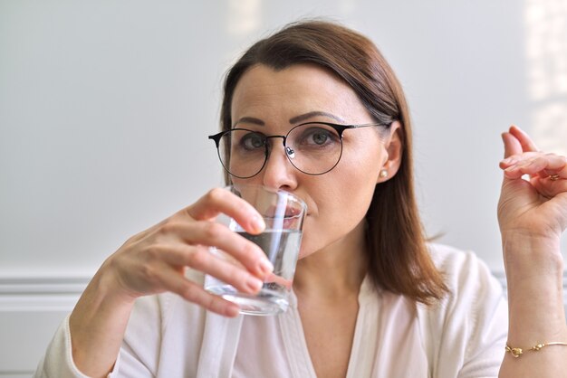 Psicologo femminile, psichiatra che guarda la webcam, faccia del primo piano. Videoconferenza, parlare con uno specialista, consulenza, aiutare il paziente online. Tecnologia, medicina, concetto di persone sanitarie