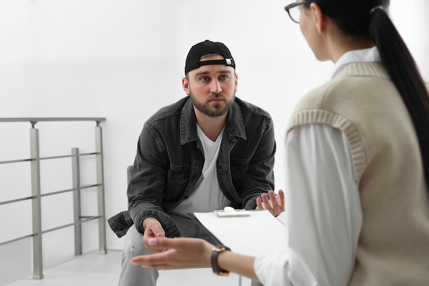 Psicoterapeuta che lavora con un giovane tossicodipendente al chiuso