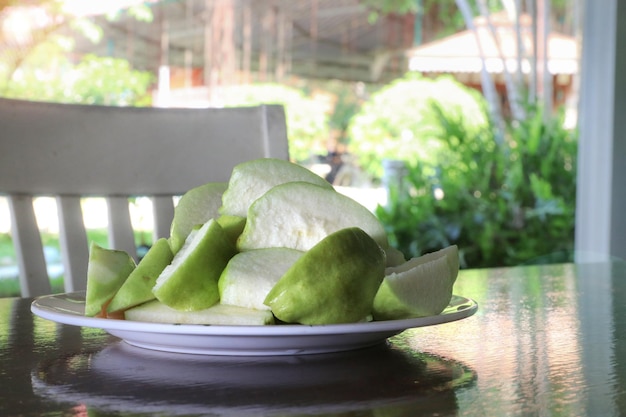 Psidium guajava servito sul tavolo da pranzo