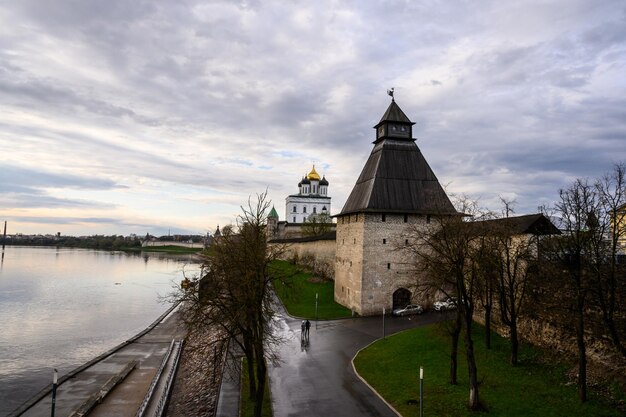 Pskov, la Russia inizia qui. Sito storico a Pskov. muro della fortezza. Torre Vlasyevskaya.