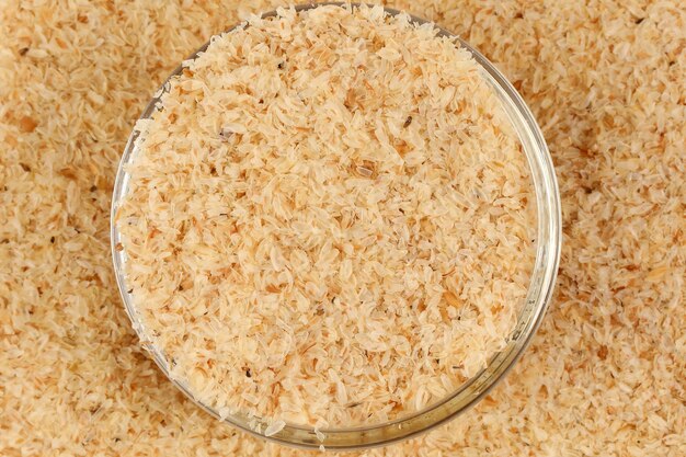 Psyllium Husk Isobgol su sfondo bianco