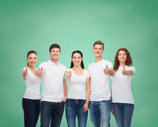 pubblicità, amicizia, istruzione, scuola e concetto di persone - gruppo di adolescenti sorridenti in t-shirt bianche bianche che mostrano i pollici in su su sfondo verde