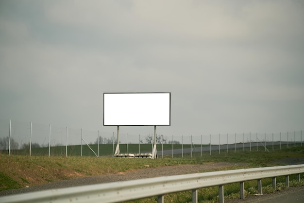 Pubblicità autostradale Un tabellone per le affissioni mockup vuoto che svetta vicino all'autostrada