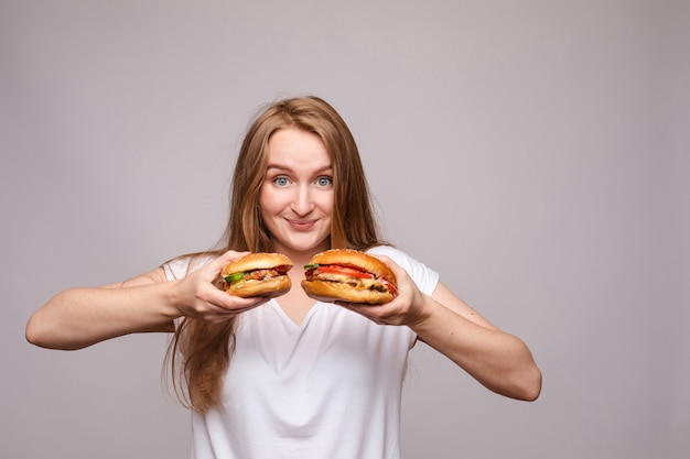 Pubblicità di due hamburger con pollo succoso e insalata.