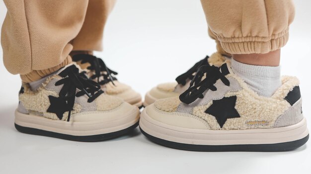 Pubblicità di scarpe da ginnastica per bambini alla moda