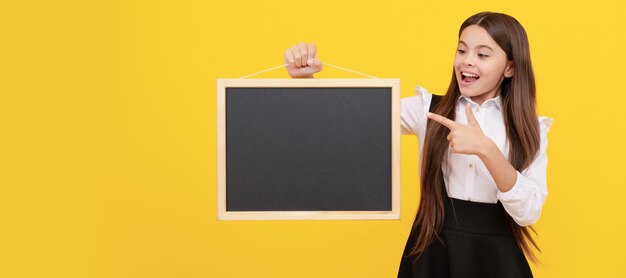 Pubblicità per bambini torna a scuola ragazzino che presenta informazioni sulla novità educazione infantile Banner di studentessa studentessa Ritratto di allievo della scuola con spazio per la copia