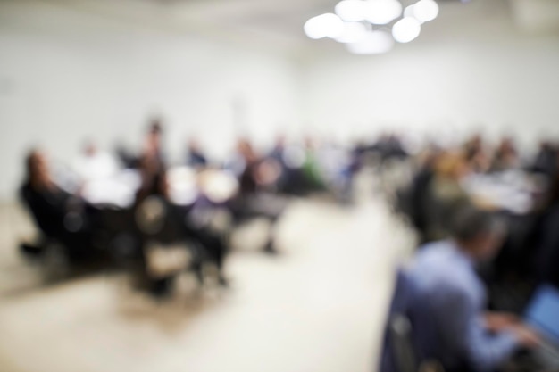 Pubblico sfocato sfocato. Sfocatura della conferenza di lavoro e della presentazione nella sala conferenze.