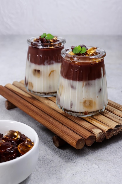 Puding Coklat Vanila Dessert di gelatina di budino al cioccolato e vaniglia