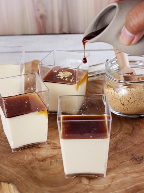 Puding kedelai o panacotta Kurozato con salsa kuromitsu e cosparso di polvere di kinako arrosto