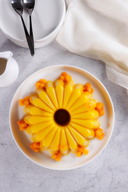 Puding mangga o gelatina di mango fresca fatta in casa con fettine di mango