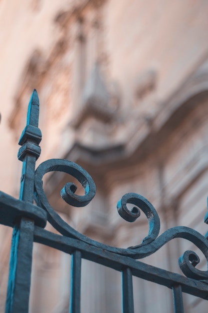 Puerta de hierro forjado de una iglesia