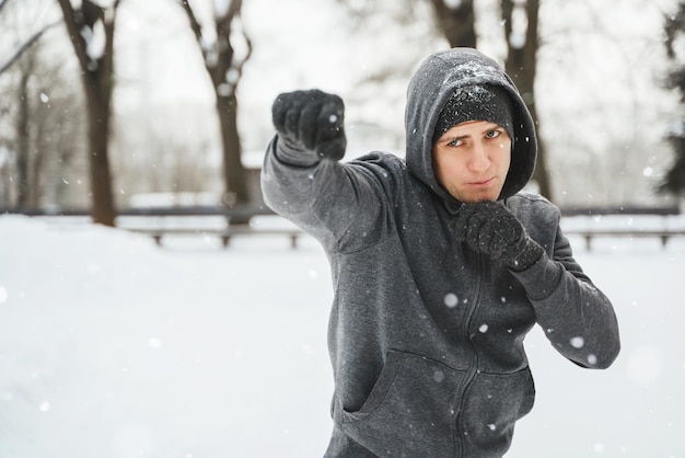 Pugilato combattente durante il suo allenamento invernale nel parco innevato