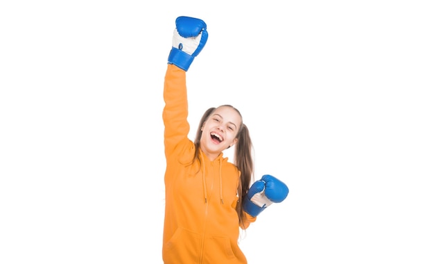 Pugile bambino felice in guantoni da boxe che celebra la vittoria nella lotta isolata sul successo sportivo bianco