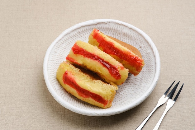 Pukis o Kue Pukis con marmellata di fragole è uno spuntino tradizionale popolare in Indonesia