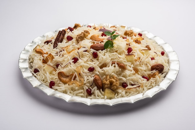 Pulao del Kashmir di riso basmati cotto con spezie e aromatizzato con zafferano e frutta secca