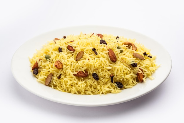 Pulao dolce del Kashmir a base di riso cotto con acqua zuccherata aromatizzata allo zafferano e frutta secca