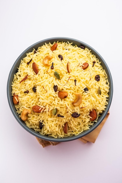 Pulao dolce del Kashmir a base di riso cotto con acqua zuccherata aromatizzata allo zafferano e frutta secca