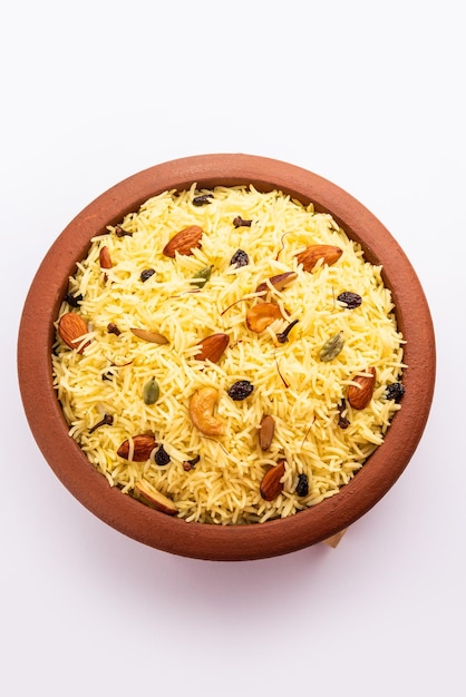 Pulao dolce del Kashmir a base di riso cotto con acqua zuccherata aromatizzata allo zafferano e frutta secca