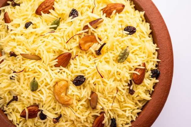 Pulao dolce del Kashmir a base di riso cotto con acqua zuccherata aromatizzata allo zafferano e frutta secca