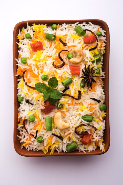 Pulav o Biryani di verdure indiane a base di riso basmati, servite in una ciotola di terracotta. messa a fuoco selettiva