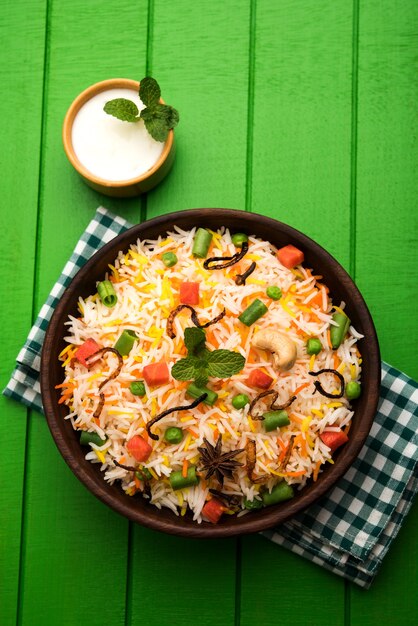 Pulav o Biryani di verdure indiane a base di riso basmati, servite in una ciotola di terracotta. messa a fuoco selettiva