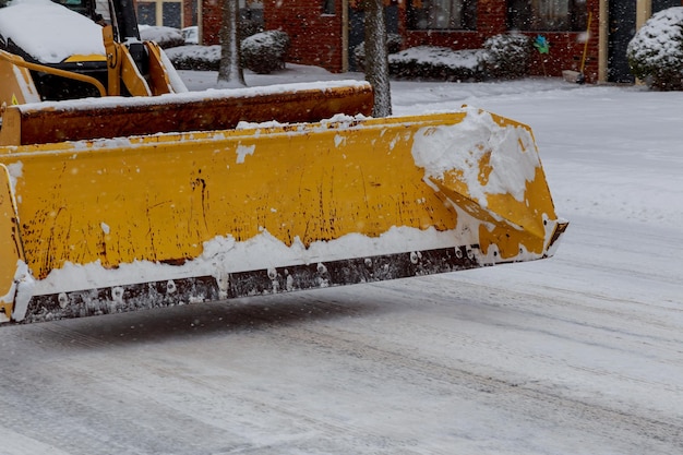 Pulire la strada dalla neve