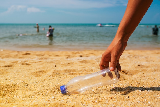 Pulisci la spazzatura sulla spiaggia