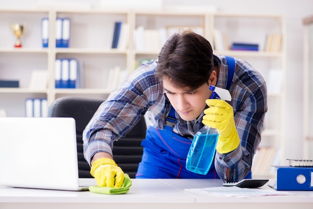 Pulitore maschio che lavora nell'ufficio